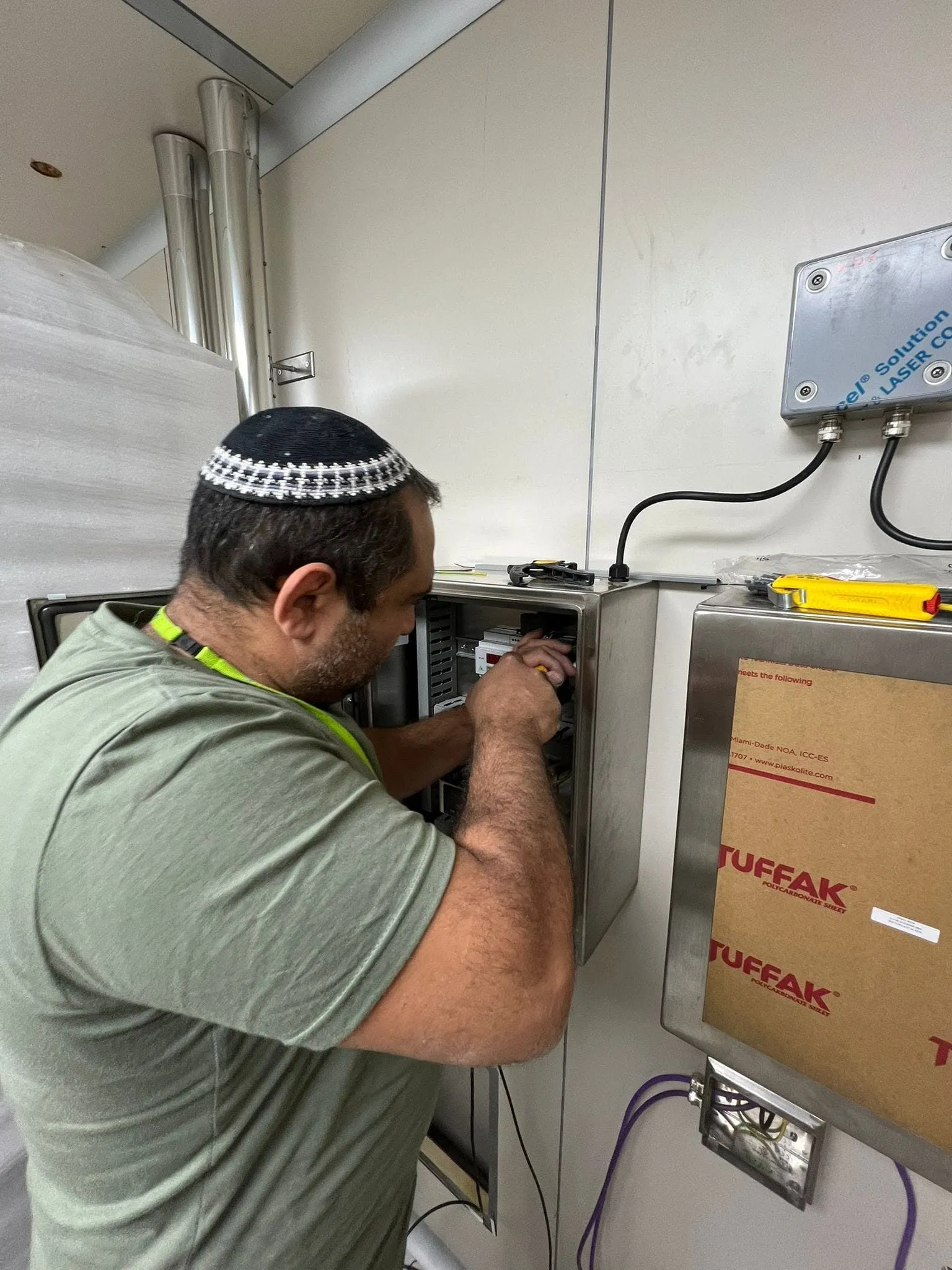 חיווט ארון נירוסטה